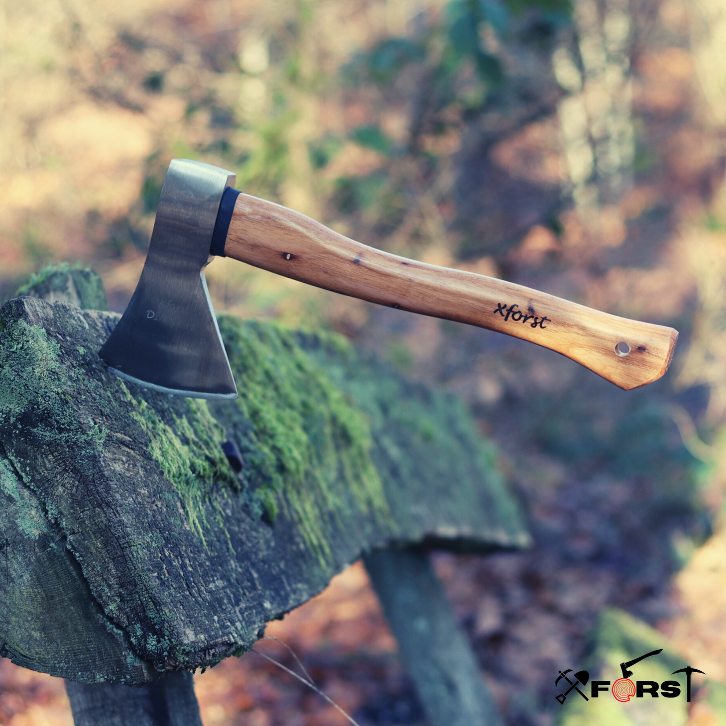 HacheXforst avec manche en bois de Hickory. Inclut une pierre à aiguiser.
