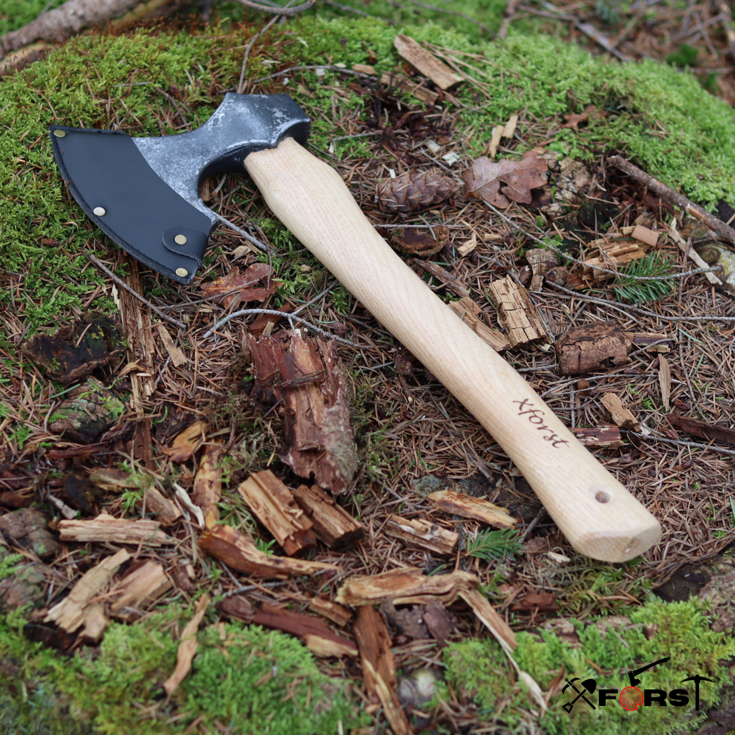 Hache Viking, Modèle X-WIC avec Manche en Bois de Hickory et Étui inclus.