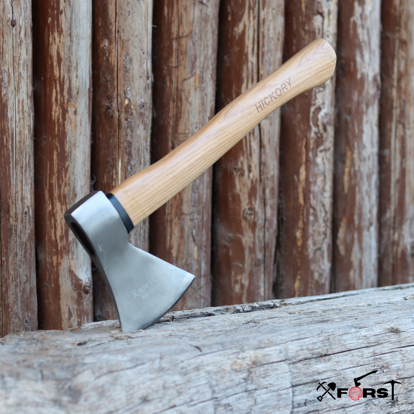 HacheXforst avec manche en bois de Hickory. Inclut une pierre à aiguiser.