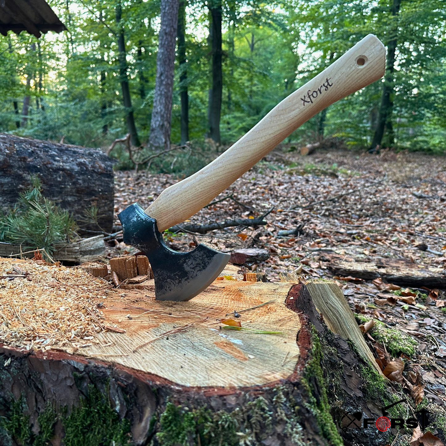 Hache Viking, Modèle X-WIC avec Manche en Bois de Hickory et Étui inclus.