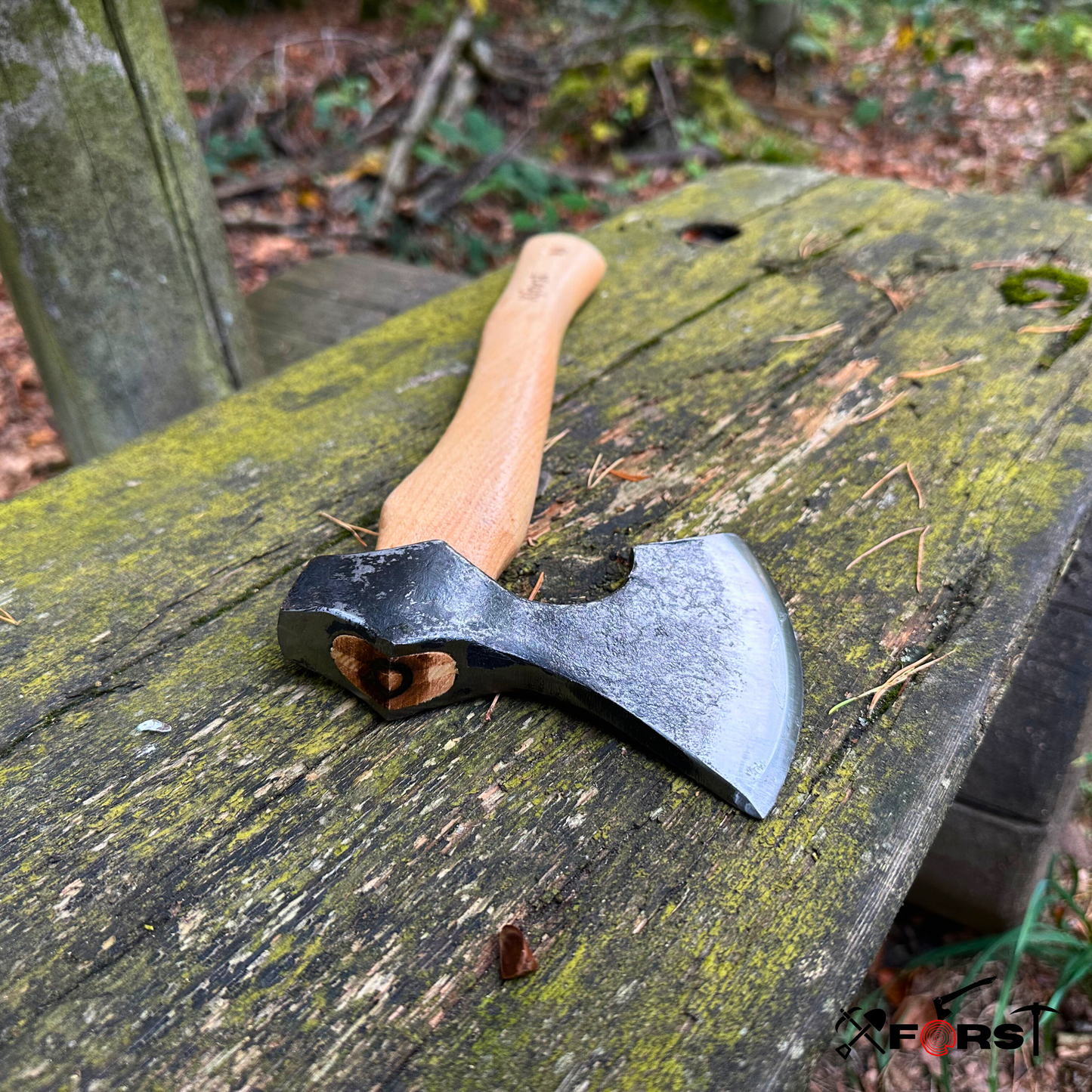 Hache Viking, Modèle X-WIC avec Manche en Bois de Hickory et Étui inclus.